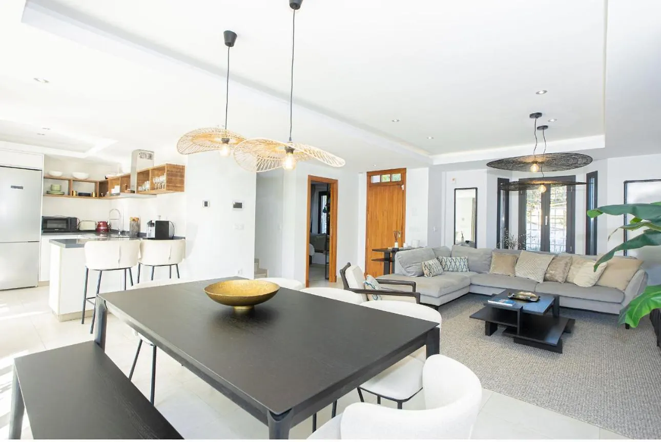 Charming Townhouse/5Bedrs/Front Beach/Private Pool Marbella